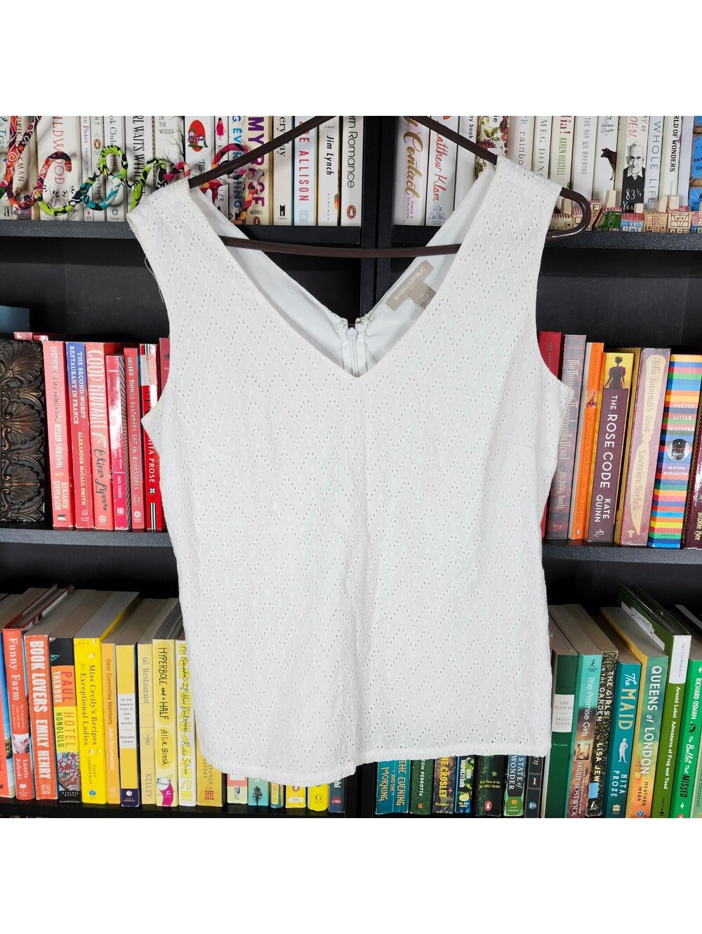 Banana Republic White Eyelet Shell Top Size 10 Sleeveless Chevron Blouse